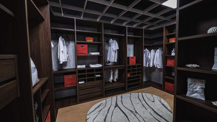 Optimisez vos vêtements avec un dressing fonctionnel.